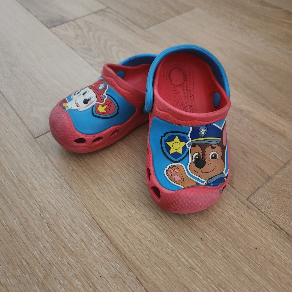 UNBRANDED | CROC-like slides